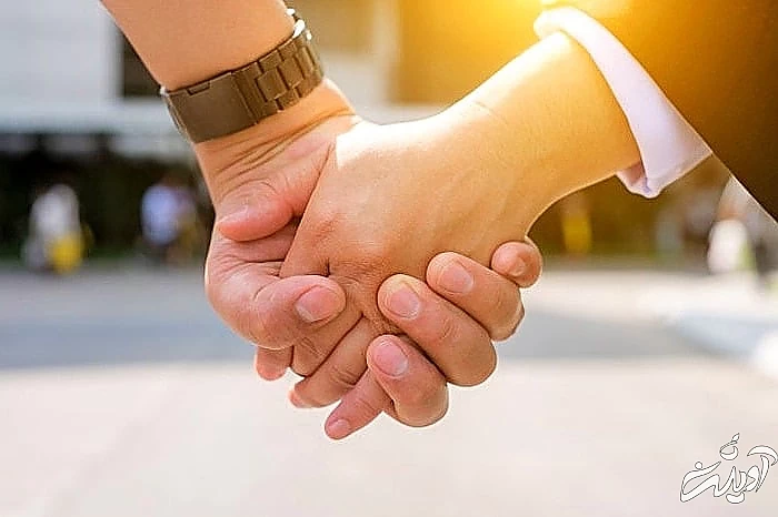 گرفتن دست همسر